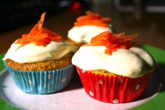 Möhren-Cupcakes mit Mascarpone-Orangen-Topping