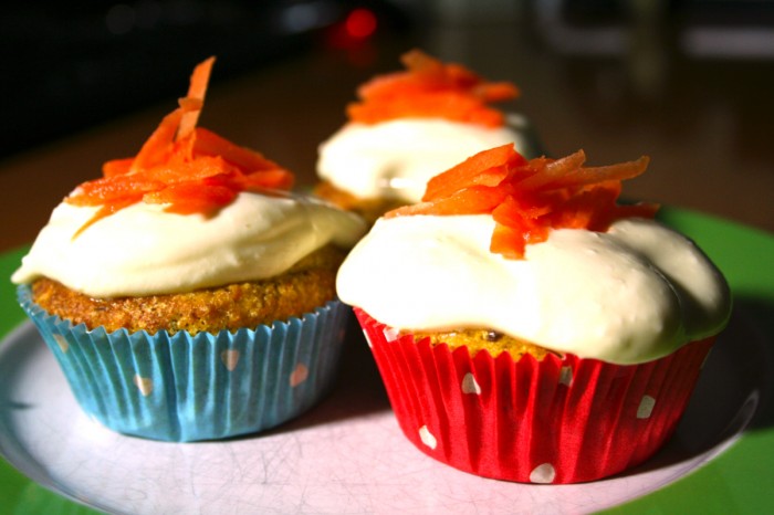 Möhren-Cupcakes mit Mascarpone-Orangen-Topping